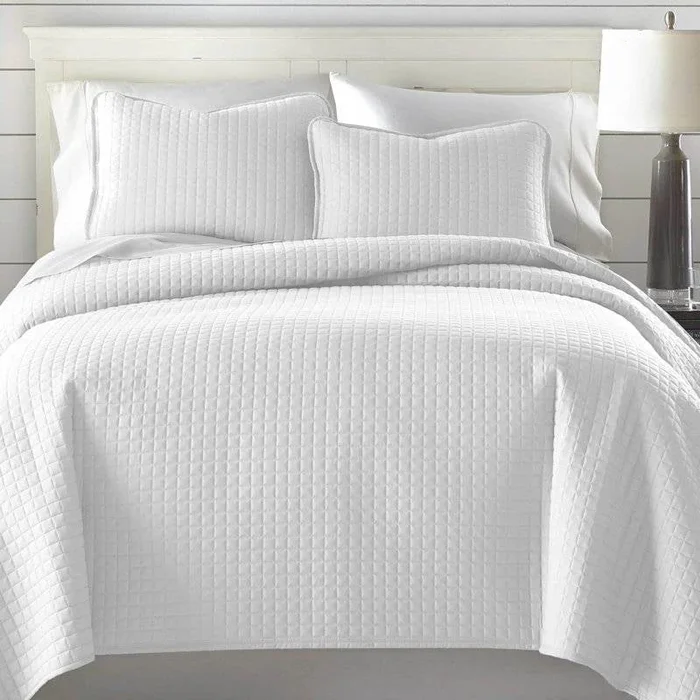 Full/Queen Lightweight White Ultra Soft 3-Piece Microfiber Quilt Set