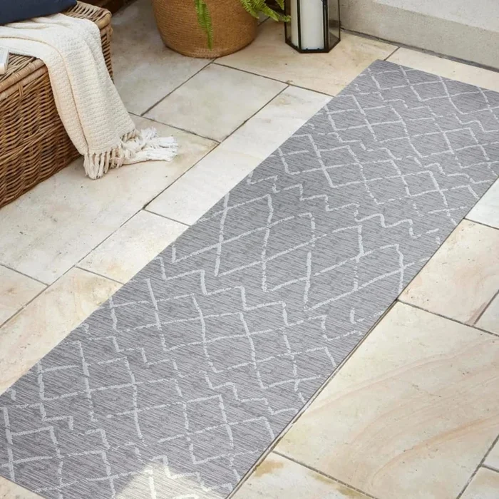 JONATHAN Y Lighting Santa Monica 2-1/4′ x 8′ Polypropylene Moroccan & Tribal Indoor/Outdoor Area Rug